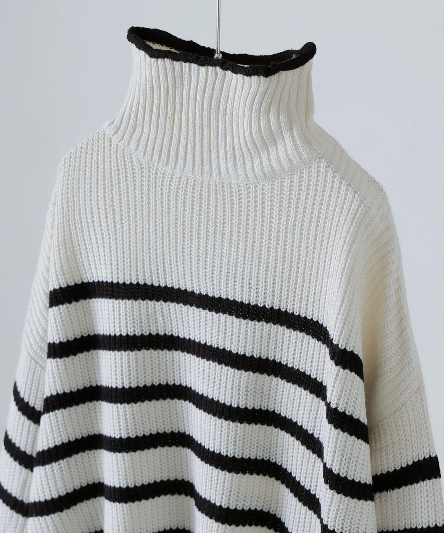 High neck border knit pullover