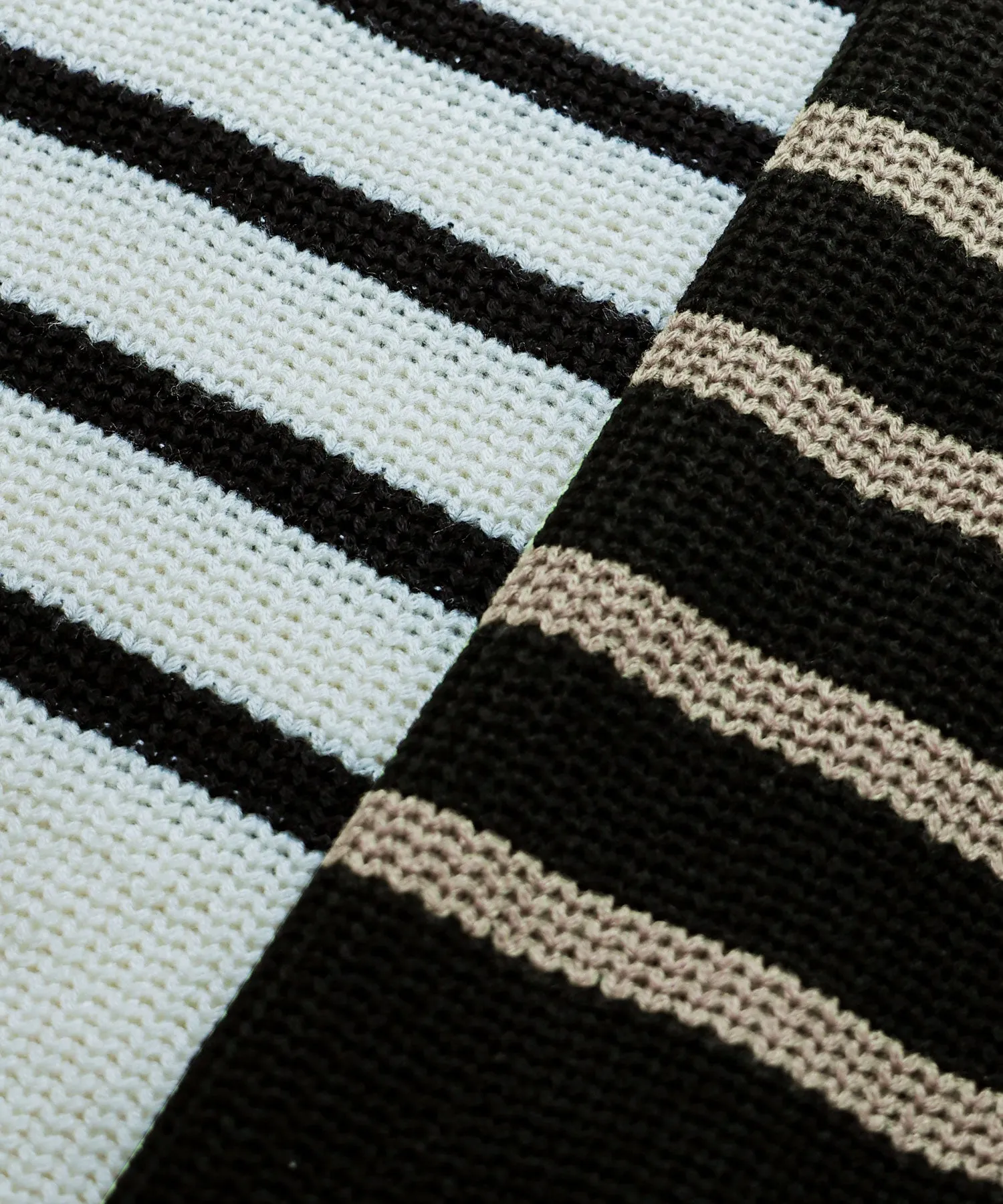 High neck border knit pullover